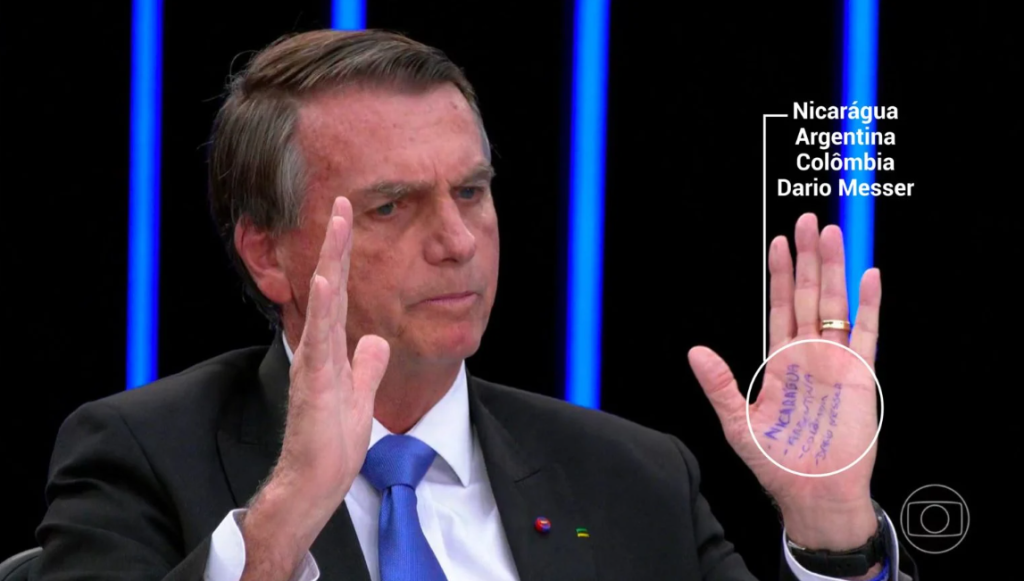O que estava escrito na mão de Bolsonaro
