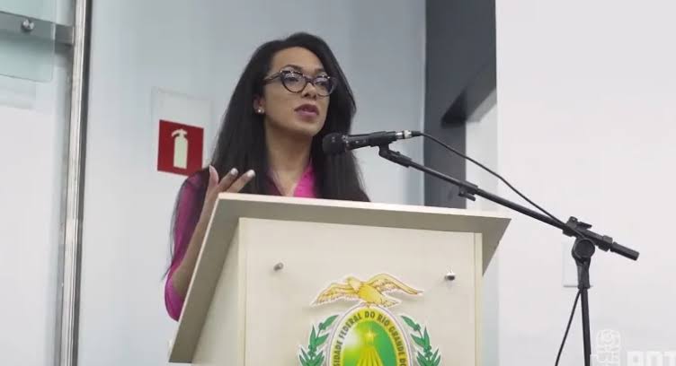 FOI PARA JUSTIÇA: Candidata Transexual do PDT se diz discriminada; Enquanto recebeu R$ 10 mil de fundo eleitoral, prima da esposa de Carlos Eduardo recebeu R$ 150 mil - Blog do BG