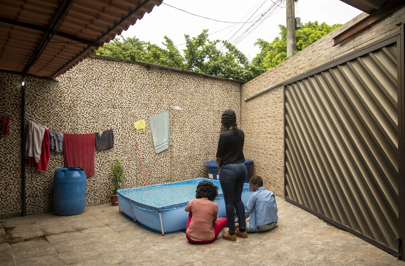 Resgatada de c&aacute;rcere de 17 anos, fam&iacute;lia passa por reabilita&ccedil;&atilde;o em casa  nova e relembra do terror sofrido - Blog do BG