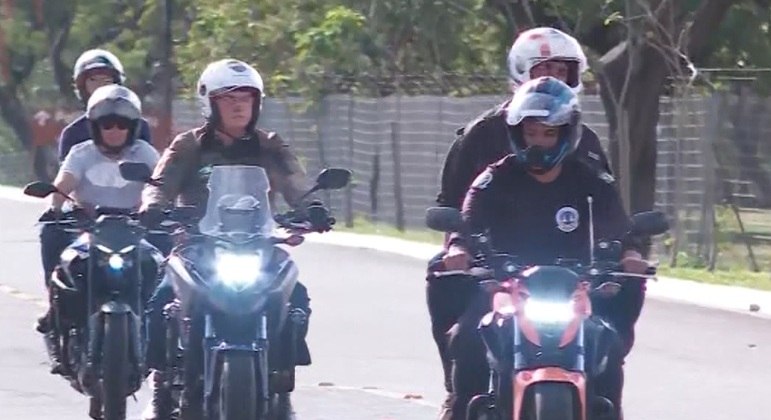 jair VÍDEO: Bolsonaro passeia de moto por Brasília e conversa com apoiadores