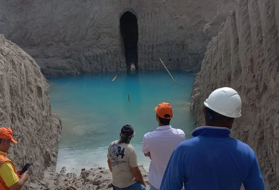 Operários “descobrem” lago semelhante ao Buraco Azul durante obra em  Parnamirim; serviço é interrompido - Blog do BG