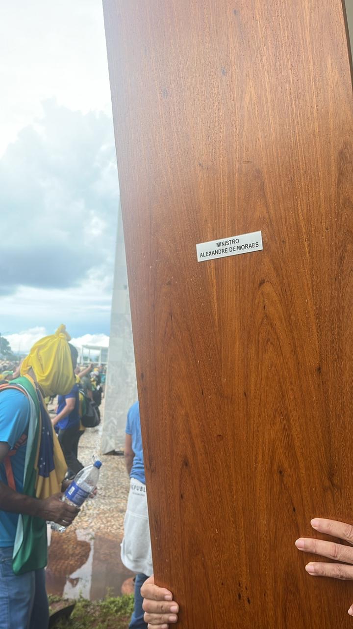 FOTO Manifestantes arrancam portas de armários ondem ficam as togas de ministros do STF Blog