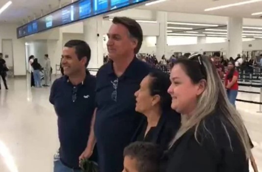 Bolsonaro embarca nos EUA de volta para o Brasil