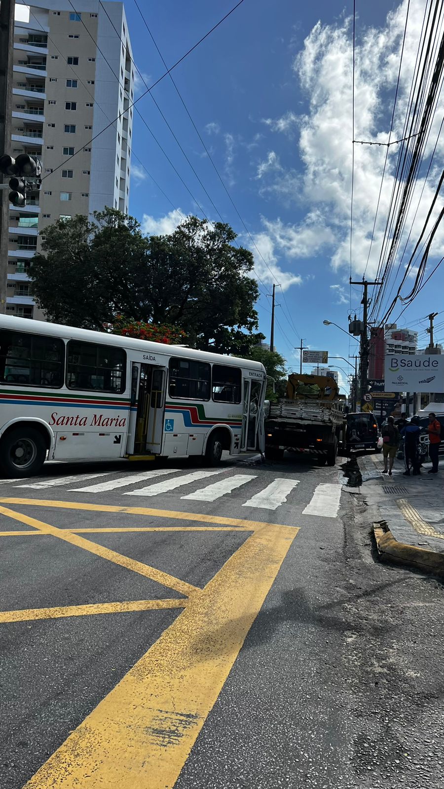 Ônibus colide com caminhão na Av. Prudente de Morais Blog do BG Ônibus colide com caminhão na Av. Prudente de Morais Blog do BG