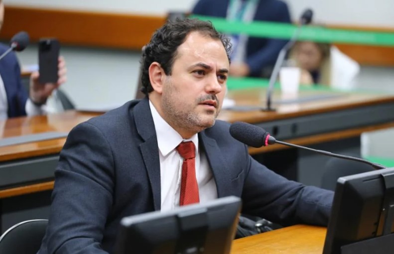 Justiça proíbe Rodrigo Amorim e outros dois deputados de entrar na