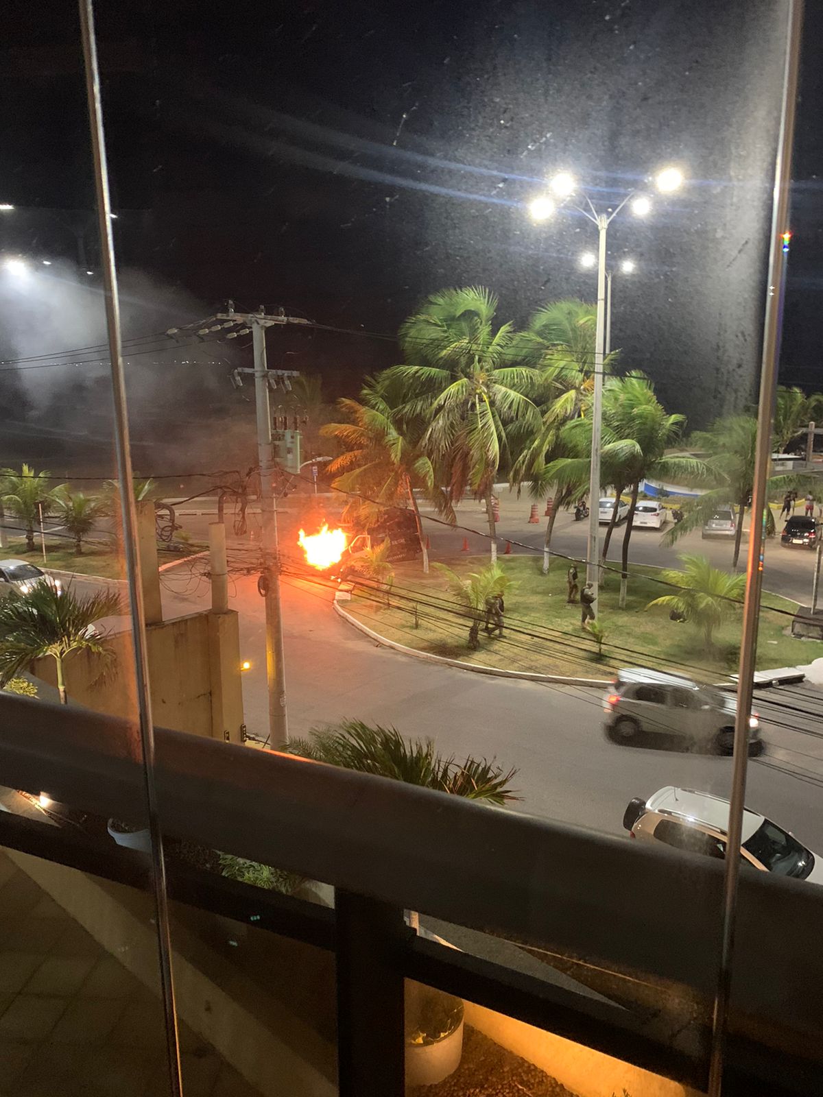 VÍDEO E FOTOS Van da Polícia Militar pega fogo em Areia Preta Blog do BG