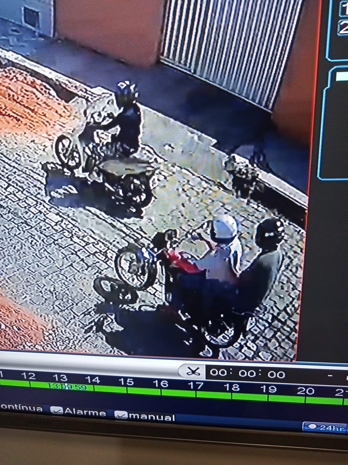 VÍDEO: Mulher tem moto tomada de assalto por dupla em plena luz do dia em Nova  Parnamirim - Blog do BG