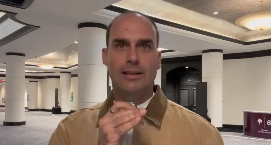 Eduardo Bolsonaro teria usado declaração sobre saída do irmão do Brasil para driblar a PF