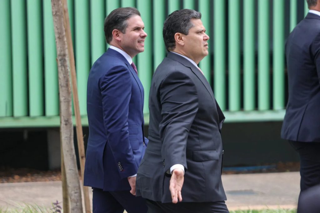 Centrão se aproxima de Lula para barrar avanço do PL no comando do Congresso