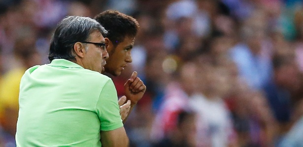 21ago2013---neymar-recebe-instrucoes-do-tecnico-tata-martino-antes-de-entrar-no-jogo-contra-o-atletico-de-madri-pela-supercopa-da-espanha-1377124892496_615x300