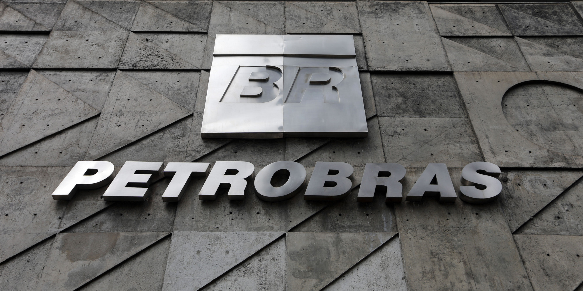 Brasil, Rio de Janeiro, RJ. 10/09/2013. Fachada da sede da Petrobras, no centro do Rio de Janeiro. Documentos classificados como secretos e que vazaram da Agência de Segurança Nacional (NSA, na sigla em inglês) dos Estados Unidos mostram que a Petrobras, quarta maior petroleira do mundo, também foi espionada. Em nota distribuída à imprensa no fim da tarde ontem, a empresa   admitiu a possibilidade de "algum tipo de acesso a dados da Petrobras", mas não   comentou se identificou vazamento de informações estratégicas. - Crédito:FÁBIO MOTTA/ESTADÃO CONTEÚDO/AE/Código imagem:144098