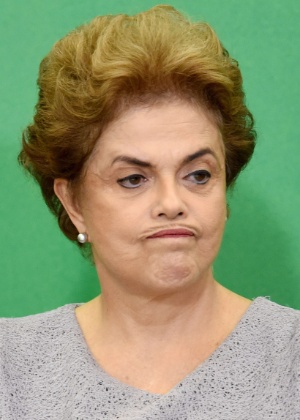 22mar2016---presidente-dilma-rousseff-durante-encontro-com-juristas-pela-legalidade-e-em-defesa-da-democracia-em-brasilia-1458668459561_300x420
