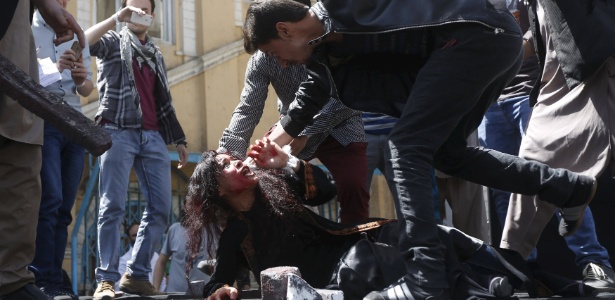 27abr2015---artistas-afegaos-encenam-o-linchamento-de-farkhunda-de-27-anos-em-um-protesto-contra-a-morte-da-mulher-nesta-segunda-feira-27-em-cabul-farkhunda-foi-morta-em-marco-em-frente-a-policia-143016824243