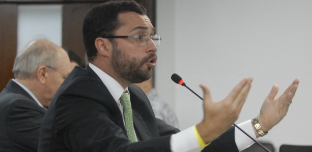 27dez2013---advogado-do-fluminense-mario-bittencourt-defende-sua-tese-em-julgamento-no-pleno-no-stjd-1389736258570_615x300