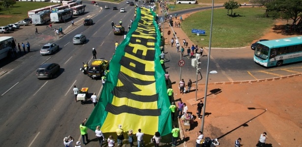 27mai2015---integrantes-da-marcha-pela-liberdade-caminham-na-esplanada-dos-ministerios-em-direcao-ao-congresso-nacional-em-brasilia-onde-devem-protocolar-um-pedido-de-impeachment-contra-a-presidente-143274593