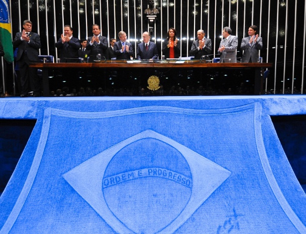 29mar2012---sessao-solene-do-congresso-nacional-para-promulgacao-das-emendas-constitucionais-um-funcionario-terceirizado-da-area-de-limpeza-que-desenha-a-bandeira-do-brasil-que-ja-virou-emblema-do-14507021736