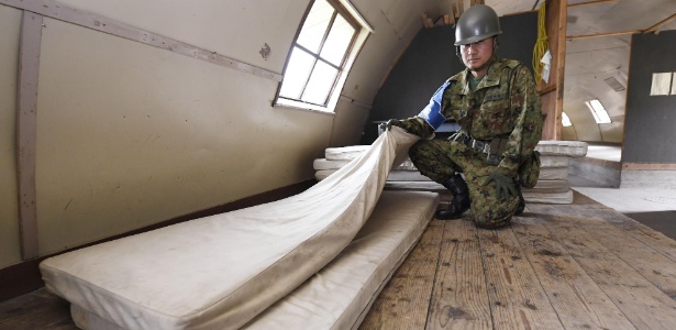 3jun2016---militar-mostra-local-em-que-yamato-tanooka-7-ficou-dormindo-dentro-de-instalacao-de-treinamento-militar-em-shikabe-no-norte-do-japao-enquanto-esteve-desaparecido-1464954165266_615x300