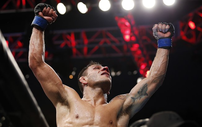 Rafael dos Anjos comemora vitória contra Anthony Pettis, no UFC 185