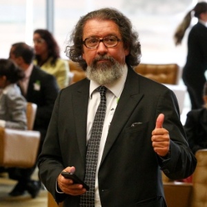 5set2013---o-advogado-antonio-carlos-de-almeida-castro-o-kakay-defensor-de-duda-mendonca-que-foi-absolvido-acompanha-a-sessao-do-stf-supremo-tribunal-federal-desta-quinta-feira-5-1378407933576_300x300