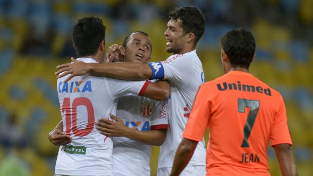 Jogadores do América-RN celebram gol contra o Fluminense no Maracanã Jogadores do América-RN celebram gol contra o Fluminense no Maracanã