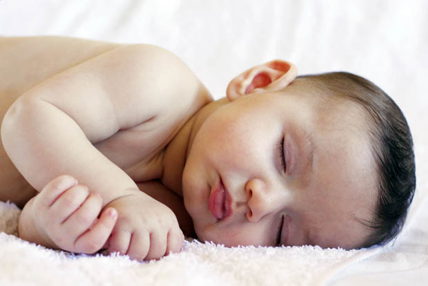 little baby sleeping Arquivo: #123579384 | Autor: Foto: M.Madrin - Fotolia ***DIREITOS RESERVADOS. NÃO PUBLICAR SEM AUTORIZAÇÃO DO DETENTOR DOS DIREITOS AUTORAIS E DE IMAGEM***