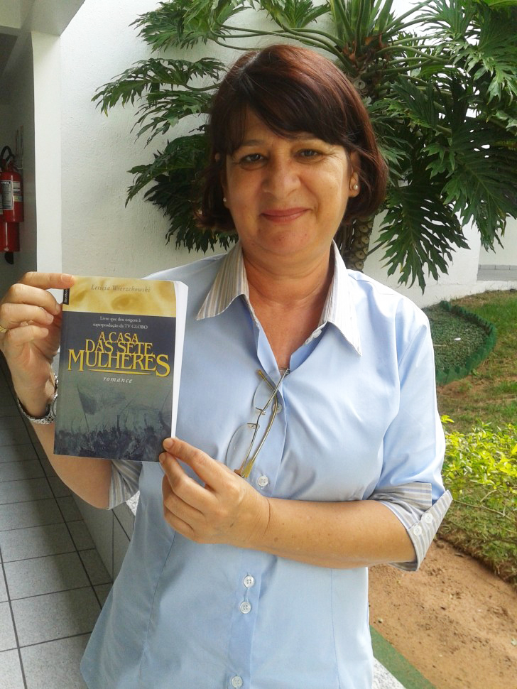 A orientadora pedagógica do Fundamental II Clícia Barros indica atividades que tragam benefícios para a mente e para o corpo, como a leitura de livros