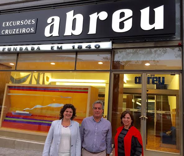 Aninha e Solange com diretor da Abreu Viagens, José Ferraz