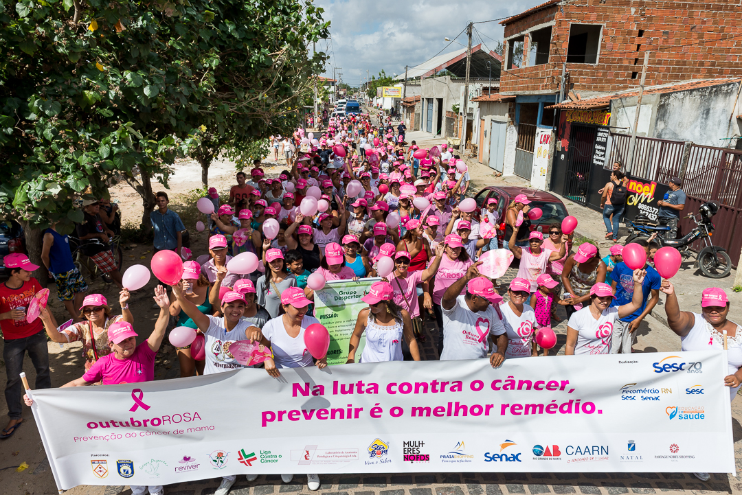 Caminhada que abriu programação Sesc Outubro Rosa em Natal. Foto Kamilo Marinho