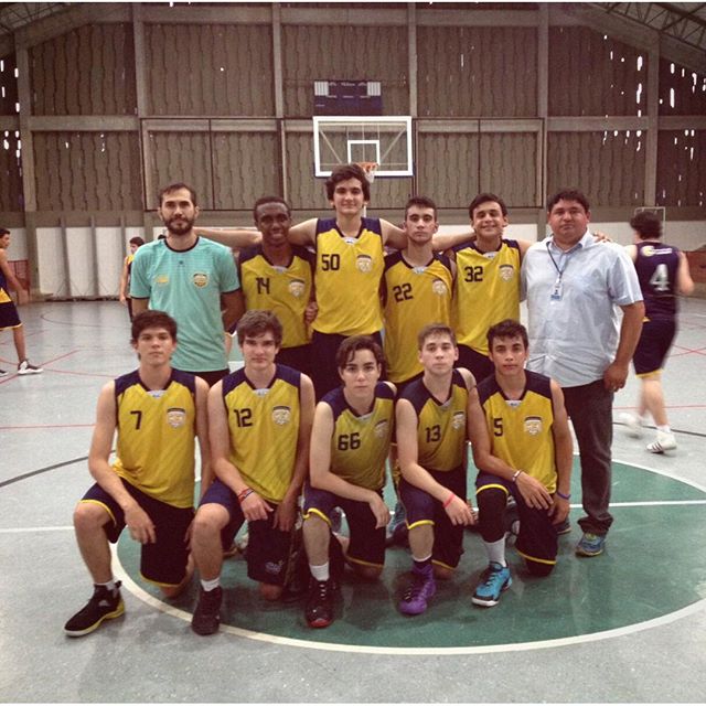 Equipe comemora o resultado junto ao técnico José Mapurunga e o coordenador de esportes