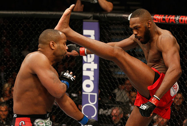 Jon Jones chuta Daniel Cormier UFC 182: Jon Jones vence Daniel Cormier e defende cinturão dos meio pesados