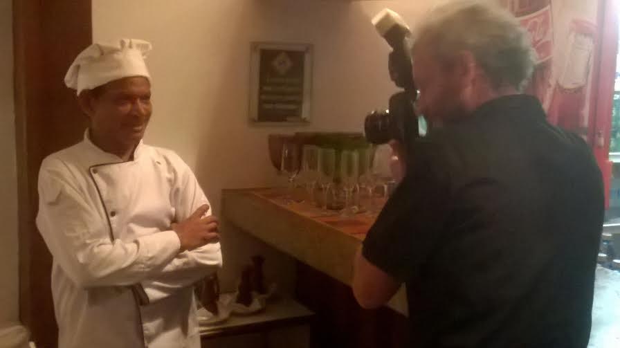Jornalistas tiram foto do chef do restaurante