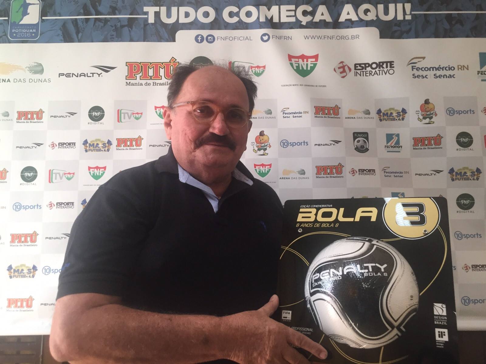 José Vanildo aprensentando a bola escolhida