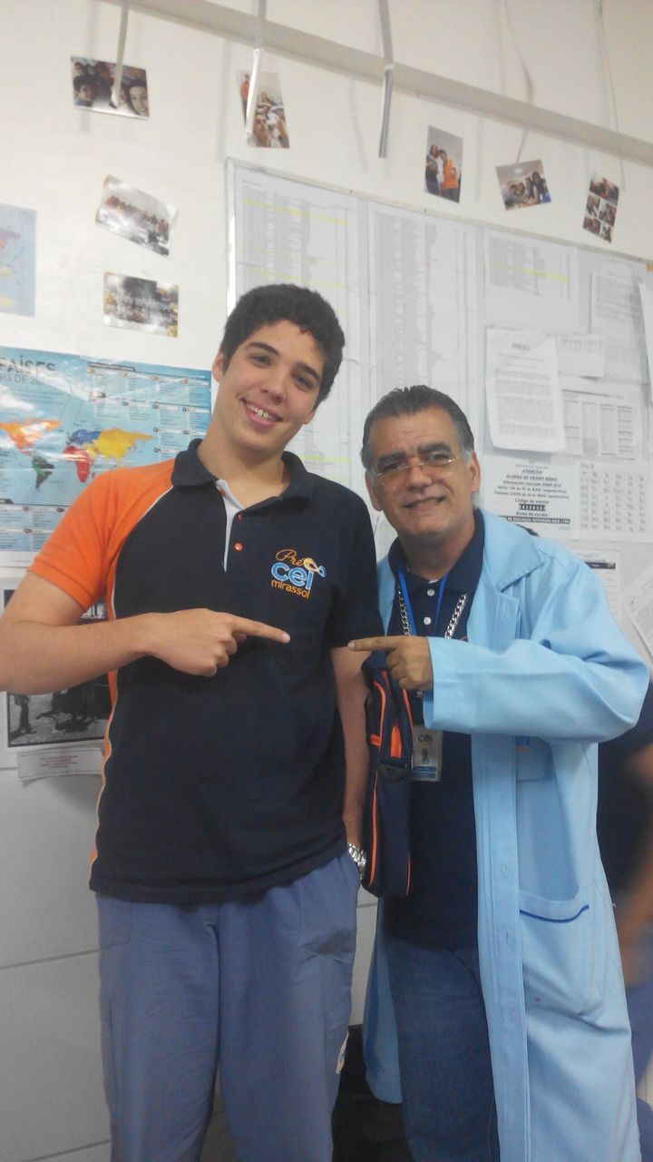 Medalhista Vinicius Borges (esq.) e seu professor de química Denis Vieira