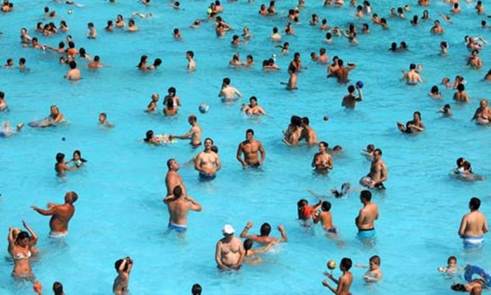 People-crowd-a-swimming-p-005