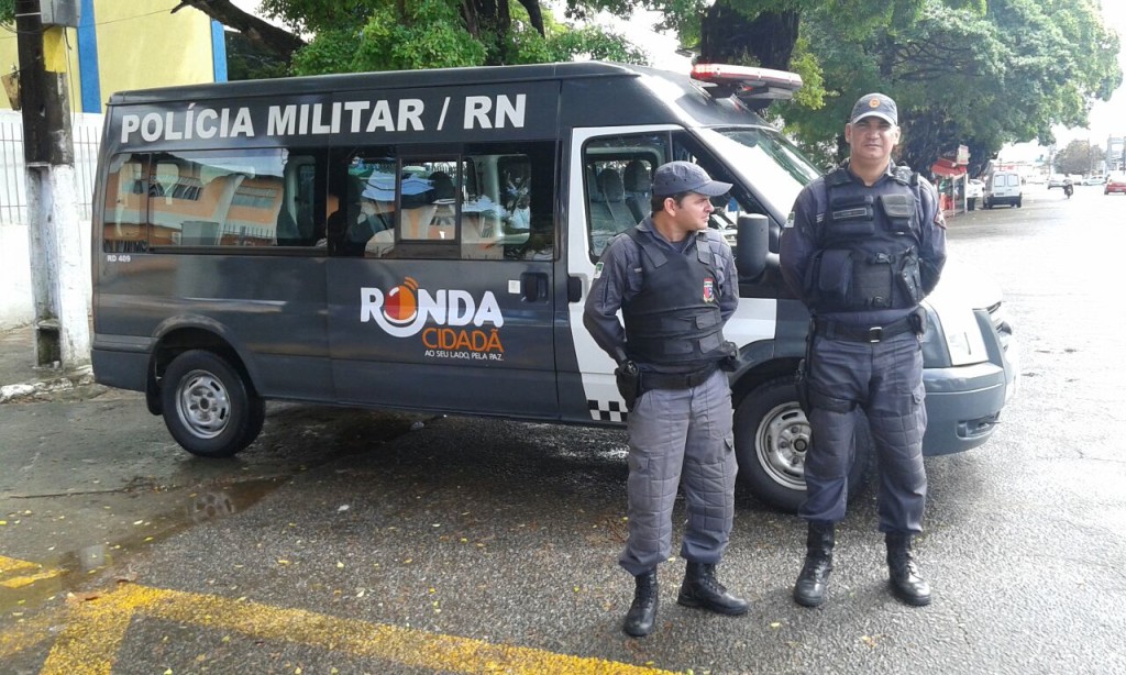 Polícia Militar realiza abordagens em Mãe Luiza e Petrópolis (8)