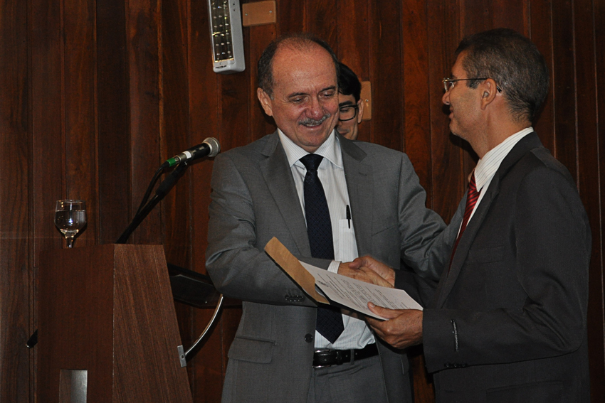 Presidente entrega primeiro termo de investidura