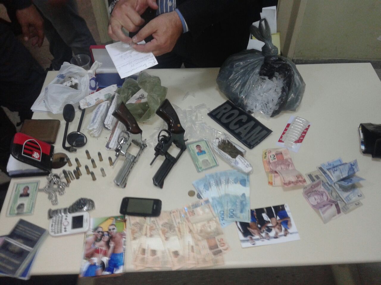 Pm Prende 4 Traficantes No Vale Dourado Com Droga Dinheiro E Armas