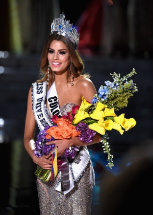 a-colombiana-ariadna-gutierrez-chegou-a-ser-coroada-e-receber-flores-mas-nao-era-a-verdadeira-eleita-1450670026908_300x420