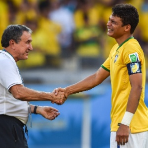 apos-a-vitoria-nos-penaltis-contra-o-chile-parreira-foi-abracar-o-capitao-thiago-silva-em-prantos-1404004536676_300x300