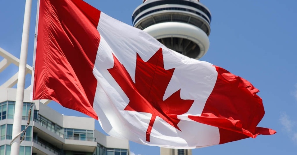 bandeira-do-canada-em-frente-ao-centro-harbourfront-em-toronto-1336413132764_956x500