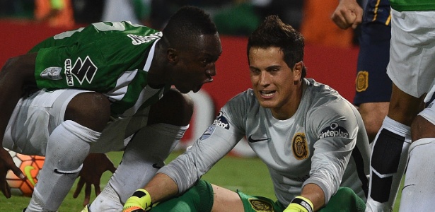 berrio-grita-no-ouvido-do-goleiro-sosa-apos-marcar-o-gol-que-classificou-o-atletico-nacional-1463717773445_615x300