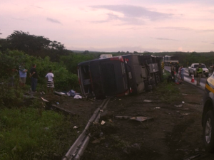 Ônibus com banda de forró 'Garota Safada' tomba no interior do Ceará (Foto: Polícia Federal do Ceará)