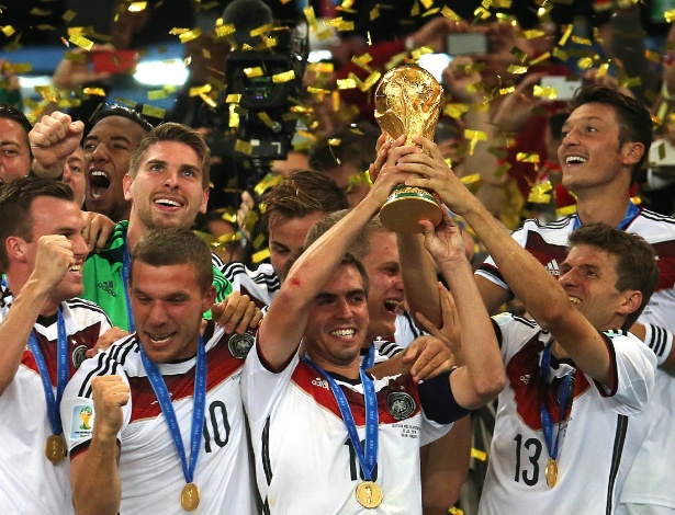 Capitão Philip Lahm levanta a taça da Copa do Mundo após vitória da Alemanha sobre a Argentina