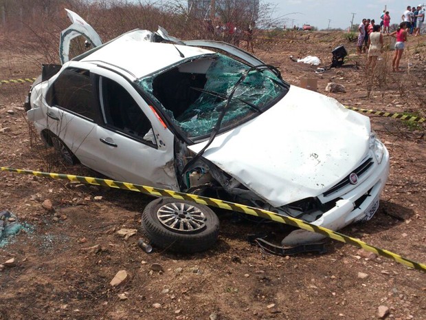 Carro capotou várias vezes após sair da pista na BR-405, no RN (Foto: Divulgação/PRF)