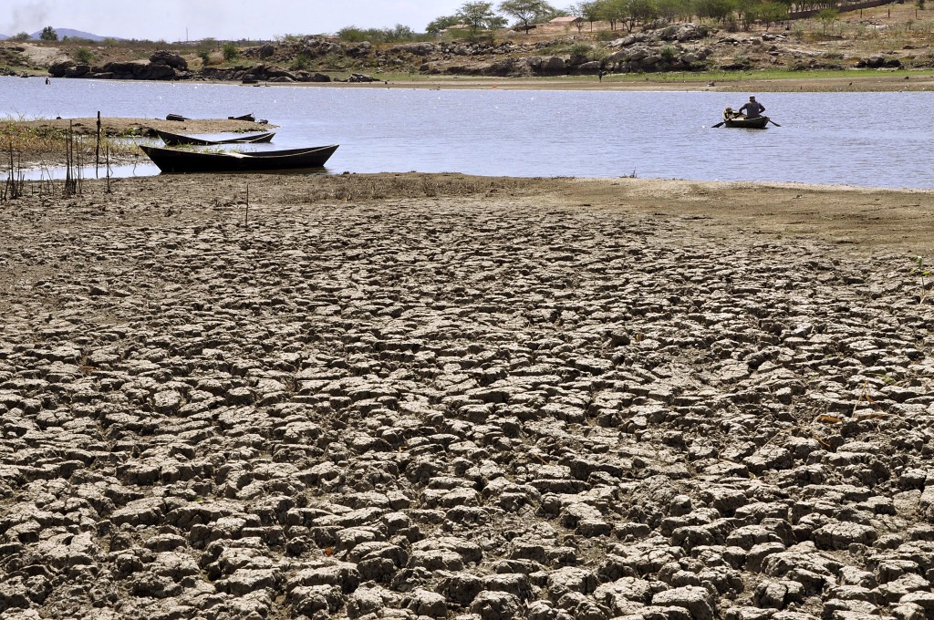 Açudes; Gargalheira em Acari, com pouca agua Açude; Dourado em Currais Novos com pouca água