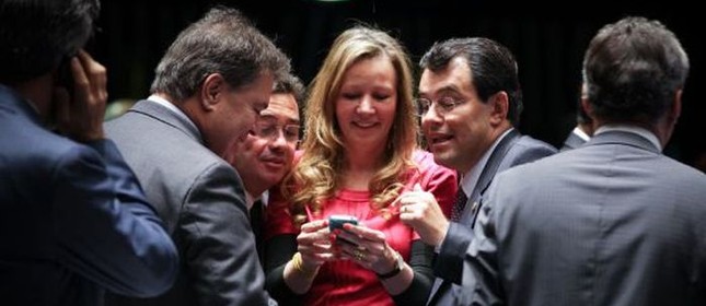 Senadores olham telefone celular no plenário  (Foto: Lia de Paula / Agência Senado)