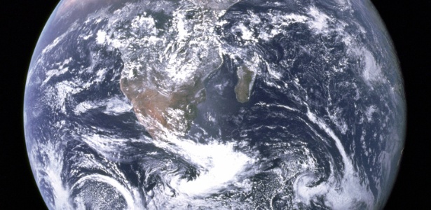 esta-e-a-primeira-foto-da-terra-como-nos-conhecemos-tirada-em-1972-pela-tripulacao-da-apollo-17-rumo-a-lua-1454113113755_615x300