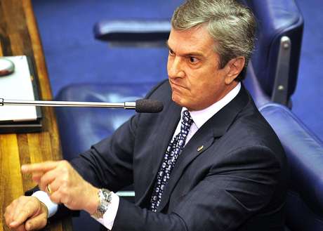 "Estou limpo, não temo nenhuma investigação e vou provar, mais uma vez, minha inocência", afirmou o senador Foto: Agência Brasil