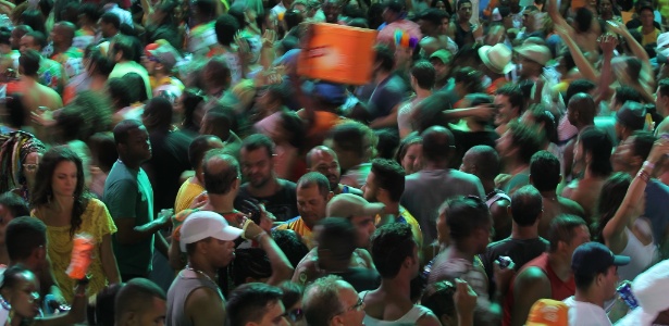 folioes-brincam-em-salvador-na-pipoca-apelido-dado-ao-carnaval-sem-cordas-1454443624086_615x300