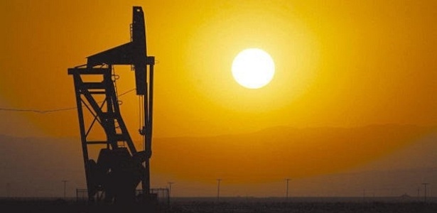 imagem-da-extracao-de-gas-e-petroleo-em-um-campo-da-california-eua-1273730212755_615x300